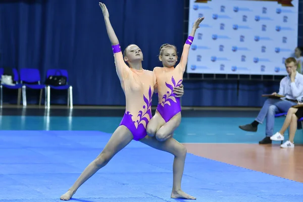 オレンブルク, ロシア, 26-27 2017年 5 月年: 女の子は、スポーツ アクロバットで競う — ストック写真