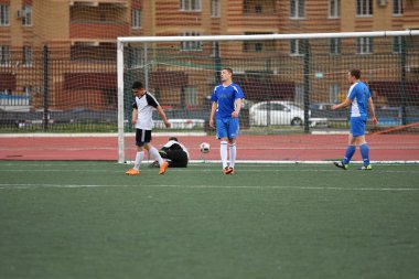 Orenburg, Rusya, 8 Haziran 2017 yıl: erkekler futbol oynamak