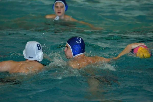 Orenburg, Russia - May 4, 2017 years: the boys play in water polo — Stock Photo, Image