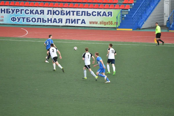 Orenburg, Ryssland, 8 juni 2017 år: män spela fotboll — Stockfoto