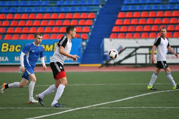 Orenburg, Rusia, 8 Juni 2017: Pria bermain sepak bola — Stok Foto