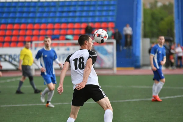 Orenburg, Rusia, 8 de junio de 2017 año: Los hombres juegan fútbol —  Fotos de Stock