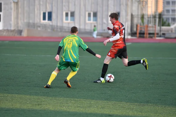 Orenburg, Rusia, 8 de junio de 2017 año: Los hombres juegan fútbol —  Fotos de Stock