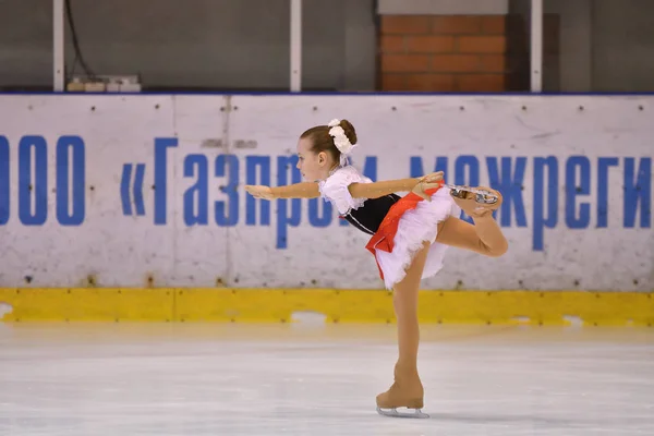 Orenburg, russland - 25. März 2017 Jahr: Mädchen messen sich im Eiskunstlauf — Stockfoto