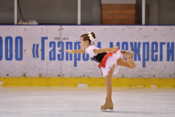 Orenburg, Rusland - 25 maart, 2017 jaar: meisjes concurreren in kunstschaatsen — Stockfoto