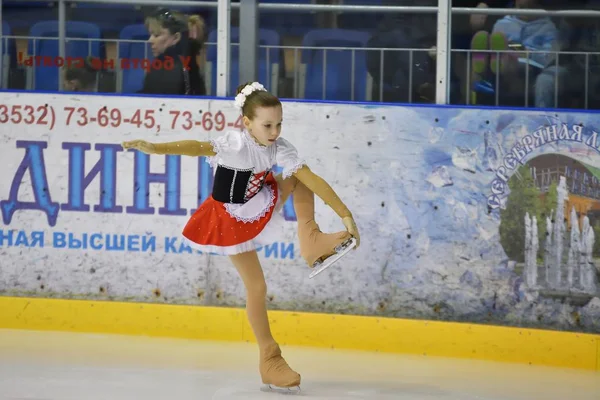 Orenburg, Rússia - 25 de março de 2017 ano: As meninas competem na patinação artística — Fotografia de Stock