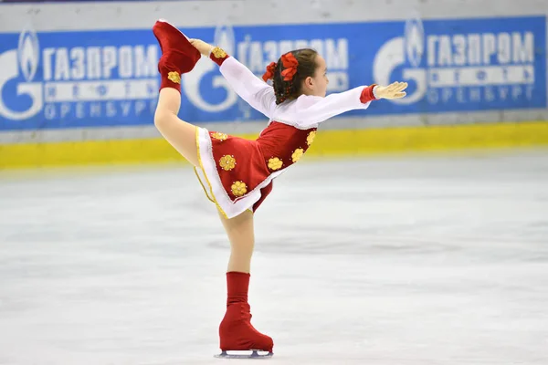 Orenburg, russland - 25. März 2017 Jahr: Mädchen messen sich im Eiskunstlauf — Stockfoto