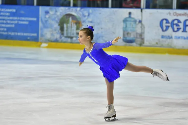 Orenburg, Rusya Federasyonu - 25 Şubat 2017 yıl: kız rekabet Artistik Patinaj — Stok fotoğraf