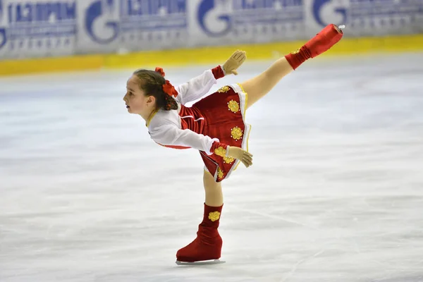 奥伦堡，俄罗斯-2017 年 3 月 25 日年︰ 参加花样滑冰的女孩 — 图库照片
