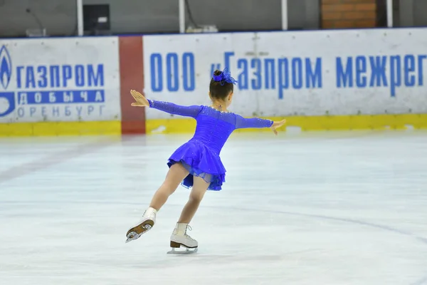 Orenburg, Rusya Federasyonu - 25 Şubat 2017 yıl: kız rekabet Artistik Patinaj — Stok fotoğraf