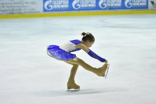 Orenburg, Rússia - 25 de março de 2017 ano: As meninas competem na patinação artística — Fotografia de Stock