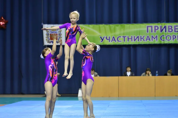 Orenburg, Russie, 26-27 mai 2017 ans : une fille concourt dans des acrobaties sportives — Photo