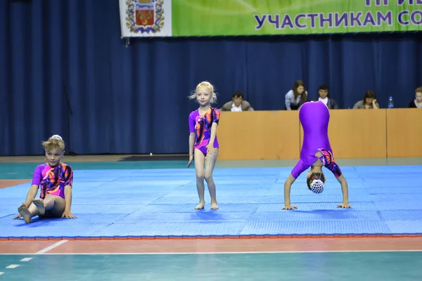 Orenburg, Ryssland, 26-27 maj 2017 år: tjej tävla i sport akrobatik — Stockfoto