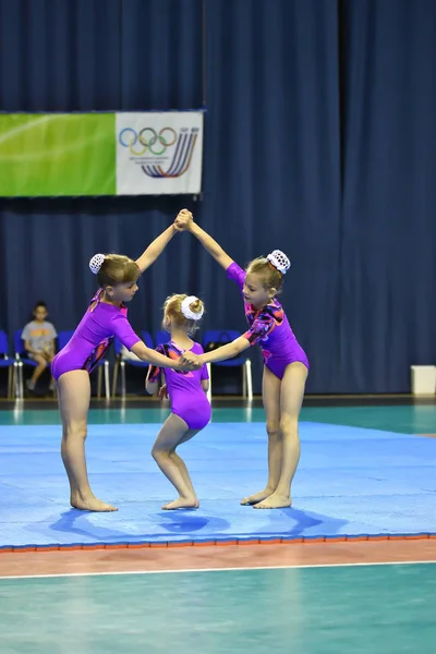 Оренбург, Россия, 26-27 мая 2017 года: девушки соревнуются в спортивной акробатике — стоковое фото