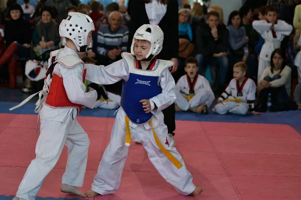 Orenburg, Rusko - 27. ledna 2018 let: děti soutěžit v Taekwondo — Stock fotografie