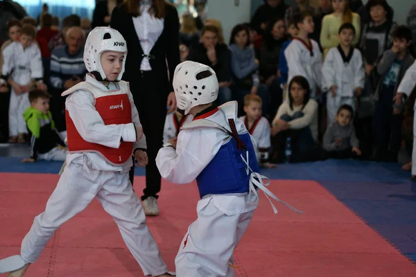 Orenburg, Rosja - lat 27 stycznia 2018: dzieci konkurować w Taekwondo — Zdjęcie stockowe