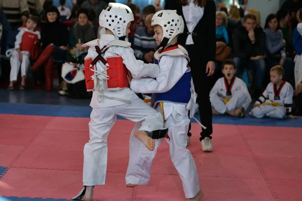 Orenburg, Rusko - 27. ledna 2018 let: děti soutěžit v Taekwondo — Stock fotografie