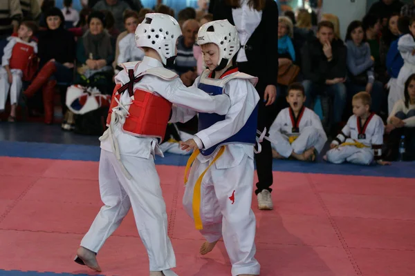 Orenburg, Rusland -, 27 januari 2018 jaar: de kinderen concurreren in Taekwondo — Stockfoto