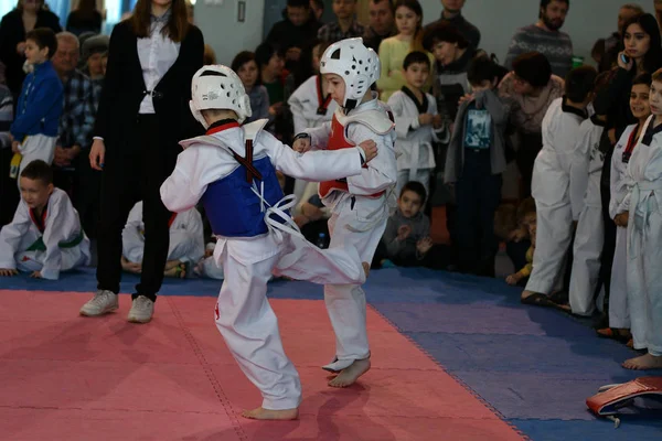 Orenburg, Rússia - 27 de janeiro de 2018: as crianças competem em Taekwondo — Fotografia de Stock