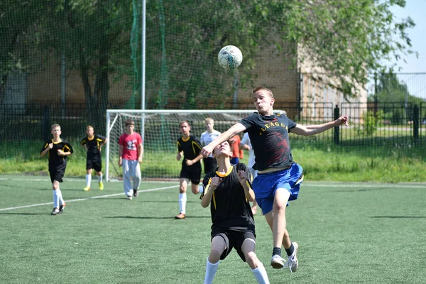 Orenburg, Russia - 28 giugno 2017 anno: i ragazzi giocano a calcio — Foto Stock