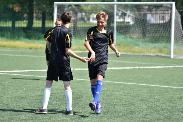 Orenburg, Russia - 28 giugno 2017 anno: i ragazzi giocano a calcio — Foto Stock