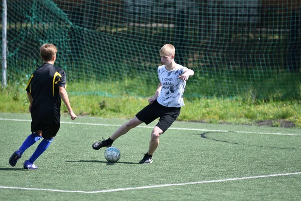 Orenburg, Rusia - 28 de junio de 2017 año: los niños juegan al fútbol —  Fotos de Stock