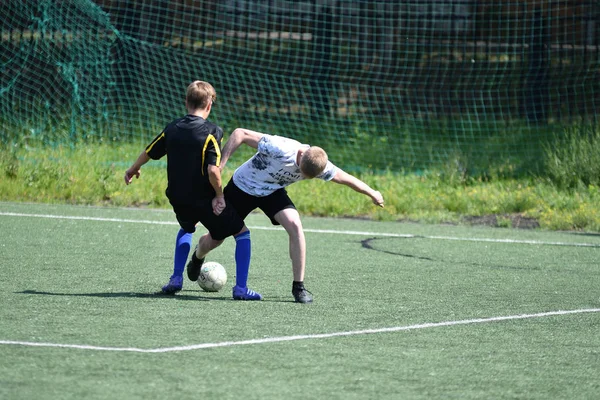 Orenburg, Rússia - 28 de junho de 2017 ano: os meninos jogam futebol — Fotografia de Stock