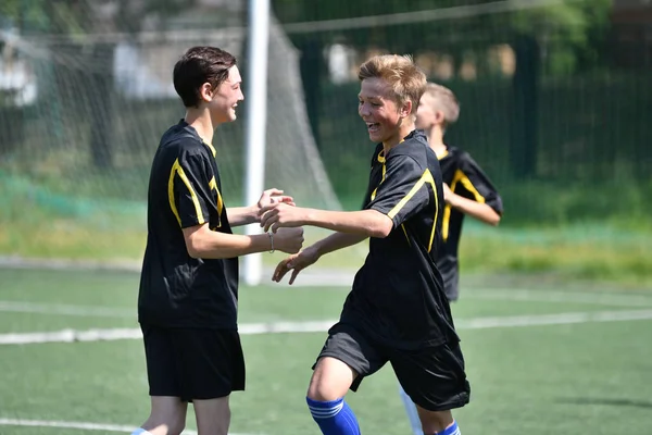 Orenburg, Rusko - 28. června 2017 rok: chlapci hrají fotbal — Stock fotografie