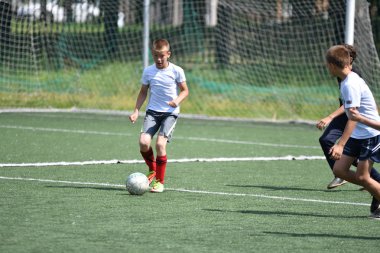Orenburg, Rusya Federasyonu - 28 Haziran 2017 yıl: çocuklar futbol oynamak