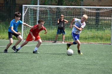 Orenburg, Rusya Federasyonu - 28 Haziran 2017 yıl: çocuklar futbol oynamak