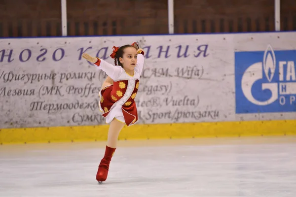 Orenburg, Rússia - 25 de março de 2017 ano: As meninas competem na patinação artística — Fotografia de Stock