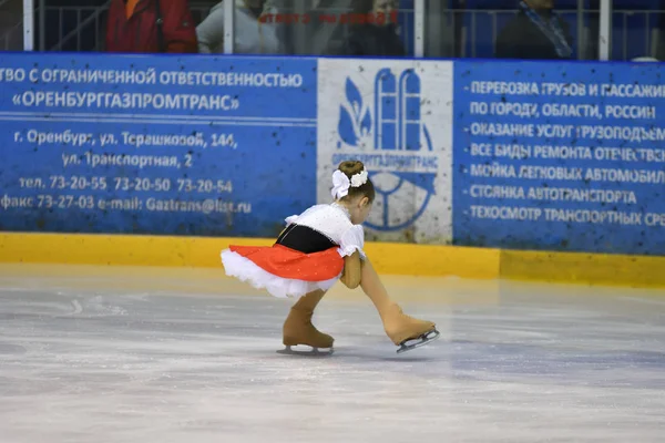 Orenburg, Rusia - 25 de marzo de 2017 año: Las niñas compiten en patinaje artístico —  Fotos de Stock