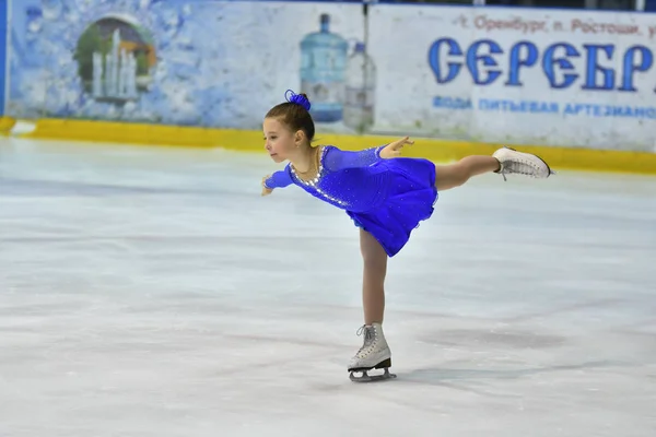 Orenburg, Rusya Federasyonu - 25 Şubat 2017 yıl: kız rekabet Artistik Patinaj — Stok fotoğraf