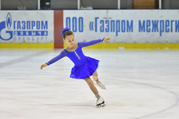 Orenburg, Rusya Federasyonu - 25 Şubat 2017 yıl: kız rekabet Artistik Patinaj — Stok fotoğraf