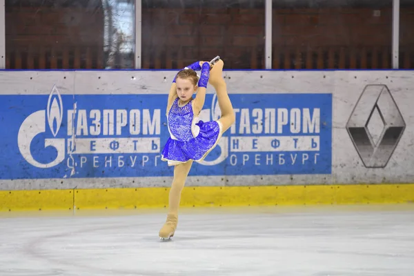 Orenburg, Rusya Federasyonu - 25 Şubat 2017 yıl: kız rekabet Artistik Patinaj — Stok fotoğraf