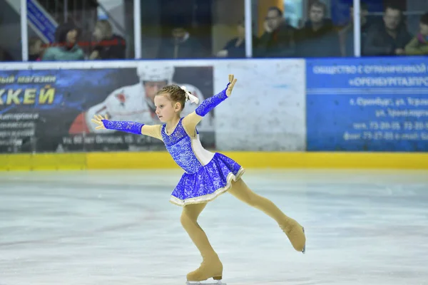 Orenburg, Rusya Federasyonu - 25 Şubat 2017 yıl: kız rekabet Artistik Patinaj — Stok fotoğraf