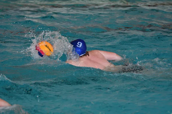 Orenburg, Russie - 4 mai 2017 ans : les garçons jouent au water-polo — Photo