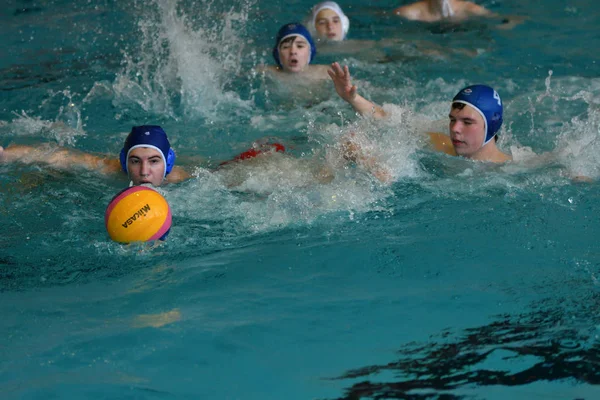 Orenburg, russland - 4. Mai 2017 jahre: die knaben spielen im wasserball — Stockfoto