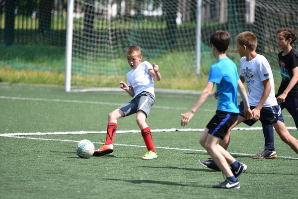 Orenburg, Oroszország - 2017. június 28. év: a fiúk focizni — Stock Fotó