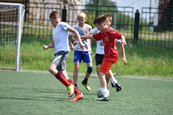 Orenburg, Russie - 28 juin 2017 année : les garçons jouent au football — Photo