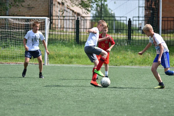 Orenburg, Rusko - 28. června 2017 rok: chlapci hrají fotbal — Stock fotografie
