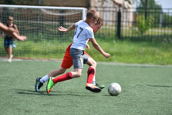 Orenburg, Rusland - 28 juni, 2017-jaar: de jongens voetballen — Stockfoto