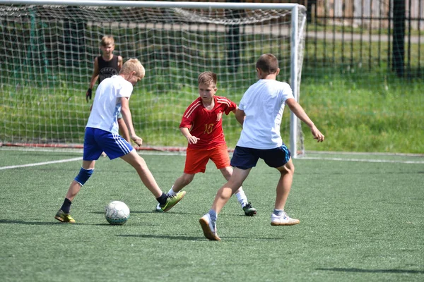 Orenburg, Rusia - 28 de junio de 2017 año: los niños juegan al fútbol — Foto de Stock