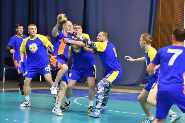 Orenburg, Rússia - 11-13 Fevereiro 2018 ano: meninos jogar no handebol — Fotografia de Stock