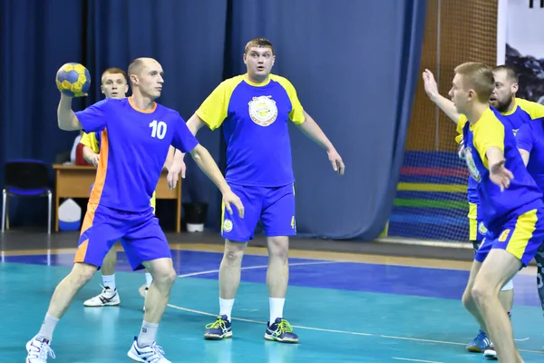 Orenburg, Rússia - 11-13 Fevereiro 2018 ano: meninos jogar no handebol — Fotografia de Stock