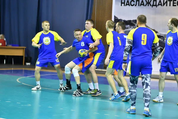 Orenburg, Rússia - 11-13 Fevereiro 2018 ano: meninos jogar no handebol — Fotografia de Stock