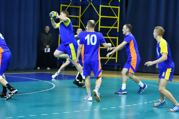 Orenburg, Rússia - 11-13 Fevereiro 2018 ano: meninos jogar no handebol — Fotografia de Stock