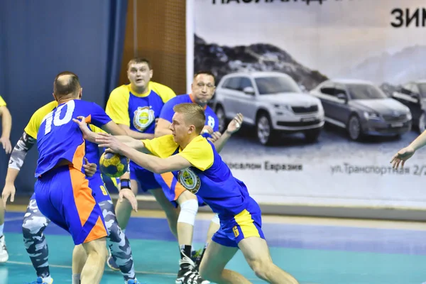 Orenburg, Rússia - 11-13 Fevereiro 2018 ano: meninos jogar no handebol — Fotografia de Stock