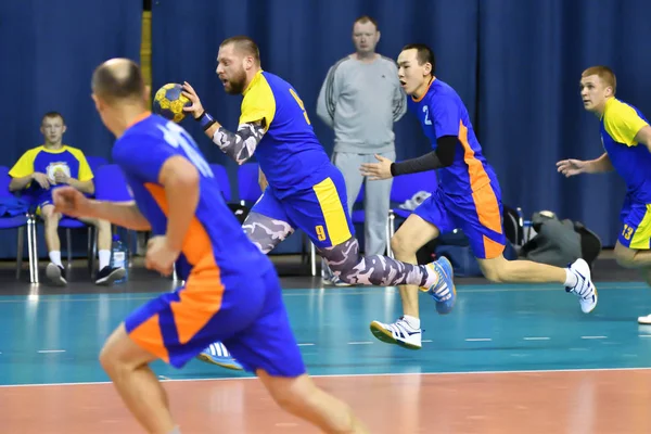 Orenburg, Rússia - 11-13 Fevereiro 2018 ano: meninos jogar no handebol — Fotografia de Stock