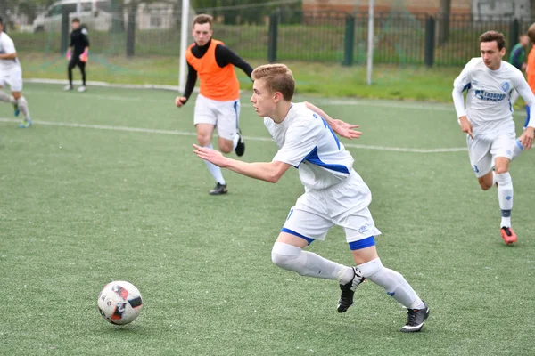 Orenburg, Rusia, 6 de junio de 2017 año: Los niños juegan fútbol —  Fotos de Stock